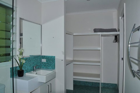 10 Double Island Drive - Modern Family Home, Centrally Located, Swimming Pool & Outdoor Area - Kempsey Accommodation 2