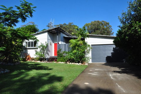 10 Double Island Drive - Modern Family Home, Centrally Located, Swimming Pool & Outdoor Area - Kempsey Accommodation 0