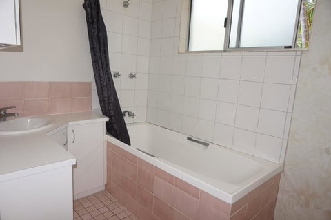 11 Bomburra Court - Rainbow Beach, Comfortable Beach House, Plenty Of Boat Parking - Kempsey Accommodation 1