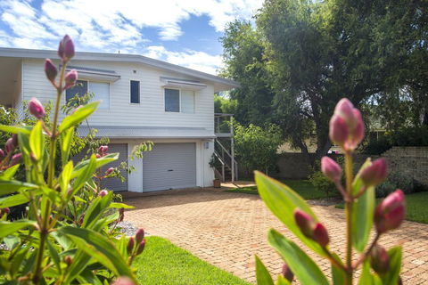 11 Riley St - Stylishly Modern - Kempsey Accommodation 0