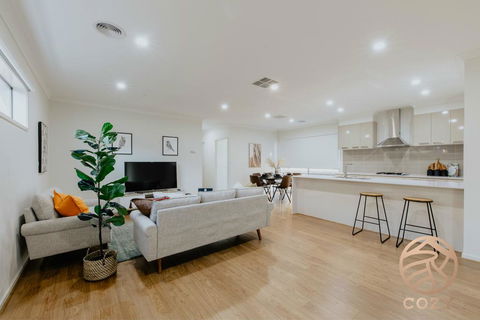 118 Refreshing 3BR Werribee Family House - Kempsey Accommodation 0