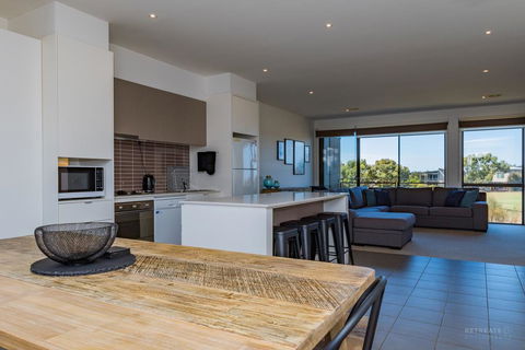 13 Shore Place - Kempsey Accommodation 2