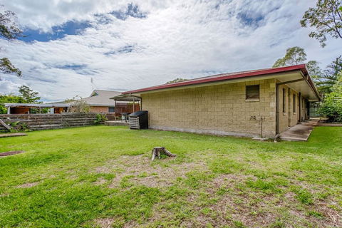 14 Double Island Drive - Rainbow Beach, Large Holiday House With Pool,Pets Welcome, Free Wi-Fi - Kempsey Accommodation 3