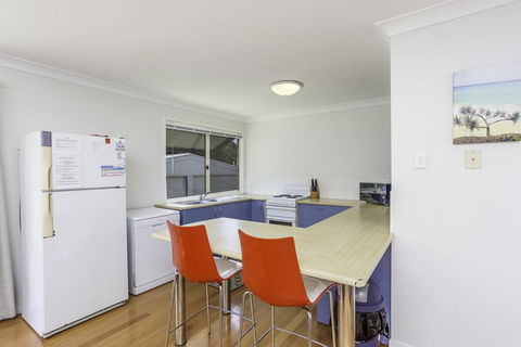 14 Zircon Street - Centrally Located Family Home With Covered Deck, Close To Patrolled Beach & Shops - Kempsey Accommodation 1