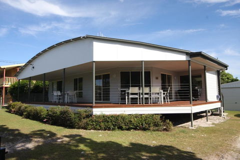 14 Zircon Street - Centrally Located Family Home With Covered Deck, Close To Patrolled Beach & Shops - Kempsey Accommodation 0