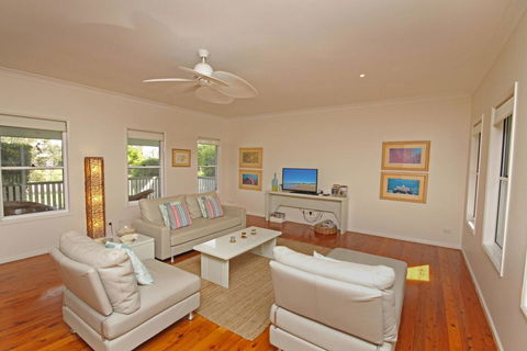 16 Beachway Pde, Marcoola: Linen Incl, WiFi, Pet Friendly, A/Cond. 500 BOND - Kempsey Accommodation 3