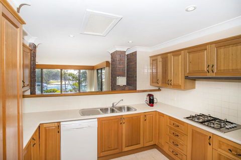 16 Shipton Cres - Secluded Away - Kempsey Accommodation 1