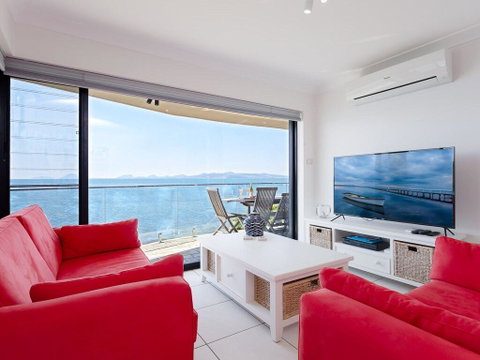 2 'Lanimer' 14 Mitchell Street - Beautiful Waterfront Property With Spectacular Views - Kempsey Accommodation 2