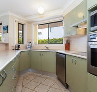2 'Peninsula Waters' - three bedroom unit with spacious private courtyard  WIFI - Kempsey Accommodation