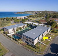 2 'The Dunes' 38 Marine Drive - pool tennis court and so close to the beach - Kempsey Accommodation