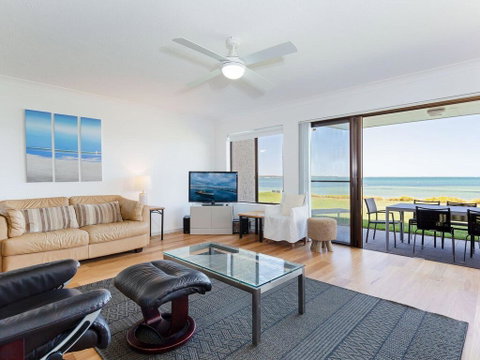 2 'The Pelicans' 53 Soldiers Point Road - Ground Floor Unit On The Waterfront - Kempsey Accommodation 2