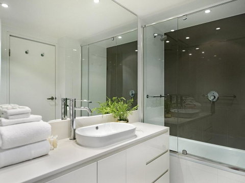 2 Bedroom Ocean View 27 Floors Above H-Residences - Kempsey Accommodation 2