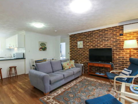 2 Bedroom St Lucia Apartment Close To UQ And CityCat - Kempsey Accommodation 0