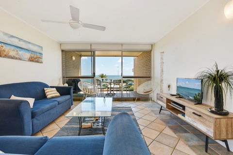 2 Bedroom Top Floor Unit - Ocean Views And Pool - Kempsey Accommodation 0