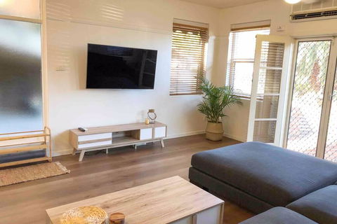2 Bedroom, SHORT Walk To CBD,BEACH And DARBY ST - Kempsey Accommodation 0