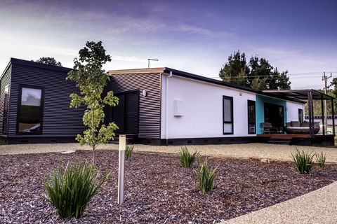 2 Minutes By Bike - Bright, VIC - Kempsey Accommodation 0