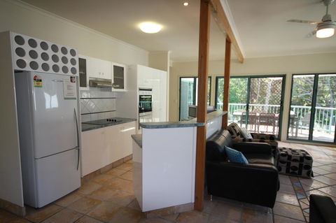 20 Orania Court - Two Storey Family Home With Swimming Pool, Patio & Large Deck. Pet Friendly - Kempsey Accommodation 3