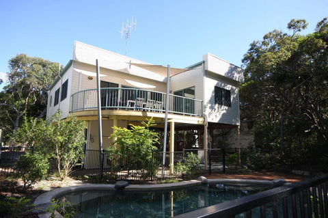 20 Orania Court - Two Storey Family Home With Swimming Pool, Patio & Large Deck. Pet Friendly - Kempsey Accommodation 0