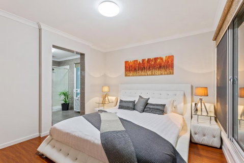 Bulla Hill Villas - Spacious Group Accommodation, 5 Min To Airport - Kempsey Accommodation 1
