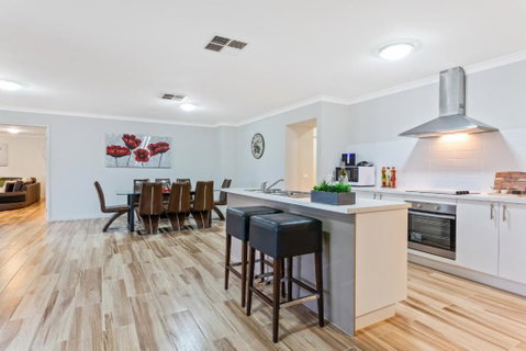 Bulla Hill Villas - Spacious Group Accommodation, 5 Min To Airport - Kempsey Accommodation 3