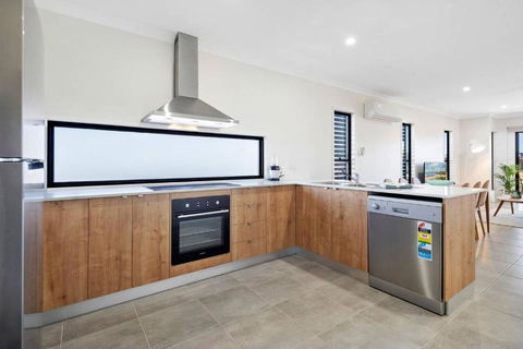 DAYDREAMING Airlie Beach, Water Views & Only 200m To Boardwalk. - Kempsey Accommodation 4
