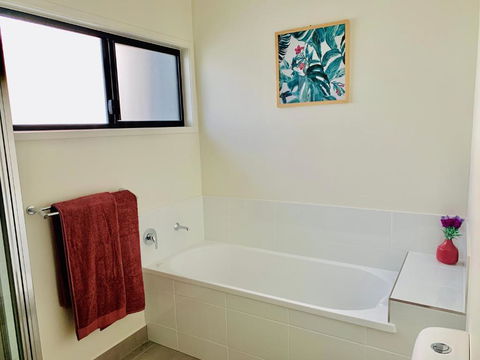 DAYDREAMING Airlie Beach, Water Views & Only 200m To Boardwalk. - Kempsey Accommodation 3