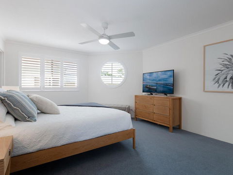 3 'Pelican Sands', 83 Soldiers Point Rd - Stunning Waterfront Unit With Magical Water Views & Air Conditioning - Kempsey Accommodation 1