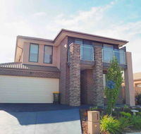 4 Bed 2 And A Half Bath Luxury Villa in Point Cook - Kempsey Accommodation