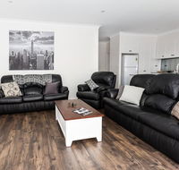 4 Bedroom Inner City Townhouse - SLEEPS 9  - Kempsey Accommodation