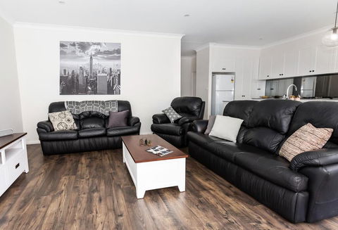 4 Bedroom Inner City Townhouse - SLEEPS 9 !! - Kempsey Accommodation 0