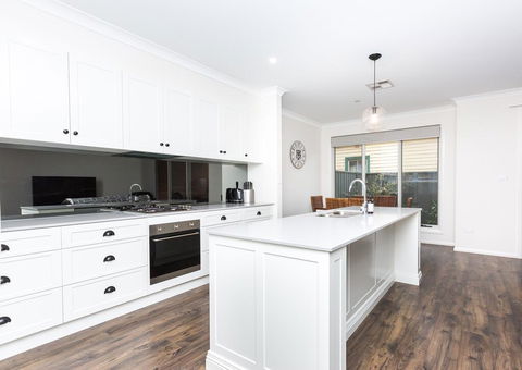 4 Bedroom Inner City Townhouse - SLEEPS 9 !! - Kempsey Accommodation 1