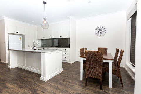 4 Bedroom Inner City Townhouse - SLEEPS 9 !! - Kempsey Accommodation 3
