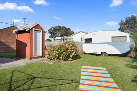 4 MONTROSE AVE - Retro Home In The Heart Of Town - Kempsey Accommodation 3