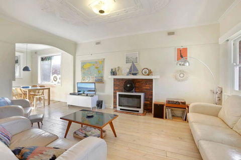 4 MONTROSE AVE - Retro Home In The Heart Of Town - Kempsey Accommodation 0