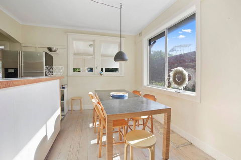4 MONTROSE AVE - Retro Home In The Heart Of Town - Kempsey Accommodation 2