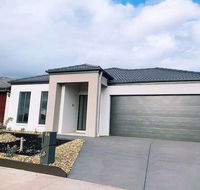 4Bed 2Bath Cozy Guesthouse in Tarneit - Kempsey Accommodation