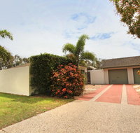 6 Petrie Ave Marcoola Pet Friendly Linen supplied - Kempsey Accommodation
