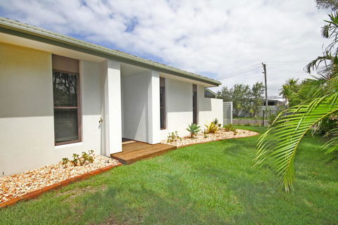 6 Petrie Ave, Marcoola, Pet Friendly, Linen Supplied - Kempsey Accommodation 1