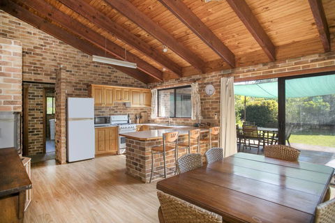 75 River Rd - Tabourie Hideaway - Kempsey Accommodation 0