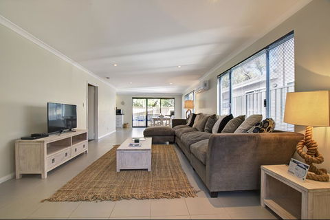 A Little Luxury In Town - Kempsey Accommodation 3