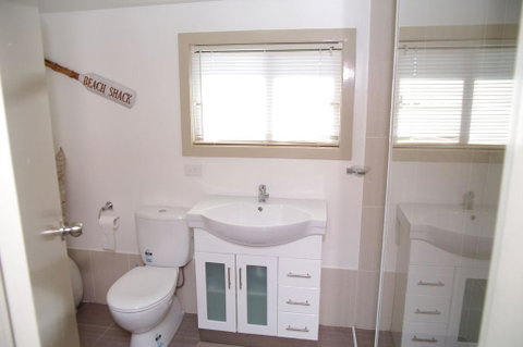 AAA Views, 2 View Street - Kempsey Accommodation 3