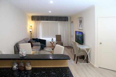 ADELAIDE CBD APARTMENT - 3BR, 2BATH & CARPARK - Kempsey Accommodation 0
