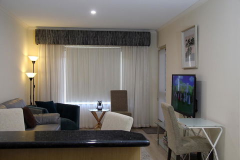 ADELAIDE CBD APARTMENT - 3BR, 2BATH & CARPARK - Kempsey Accommodation 1