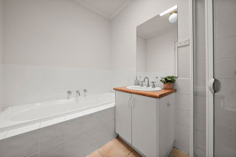 Doncaster East Home Walking To Shops Restaurants - Kempsey Accommodation 3