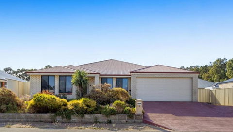 Executive Escape 4 Bedroom Home - Kempsey Accommodation 0