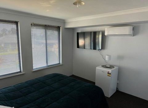 Executive Escape 4 Bedroom Home - Kempsey Accommodation 1