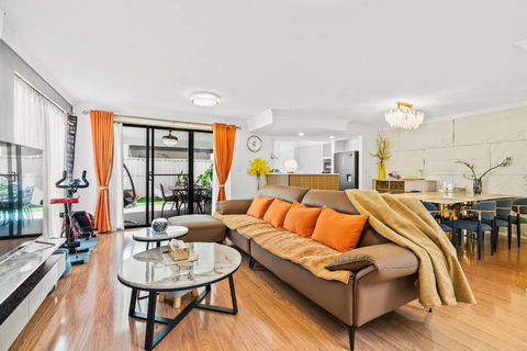 Equitice Autumn Moonlight Villa - Kempsey Accommodation 0