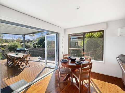 Fab 3-Bed Stay With Great Outdoors & Water Views - Kempsey Accommodation 4