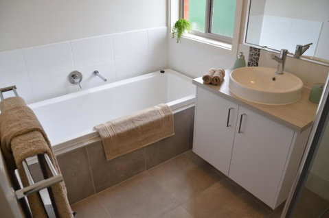 Falls Cottage Whitfield - Kempsey Accommodation 4