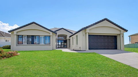 FLOATING ON THE CANALS - 80 COMMODORE CRES - Kempsey Accommodation 0